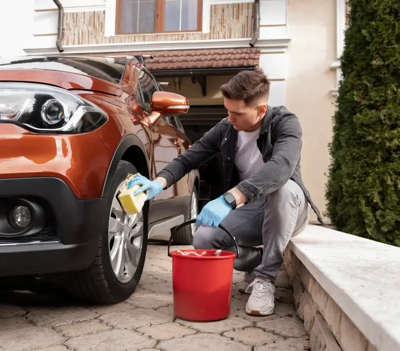 Lavage auto à domicile Le Mas-d'Agenais : professionnel intervenant sur un véhicule